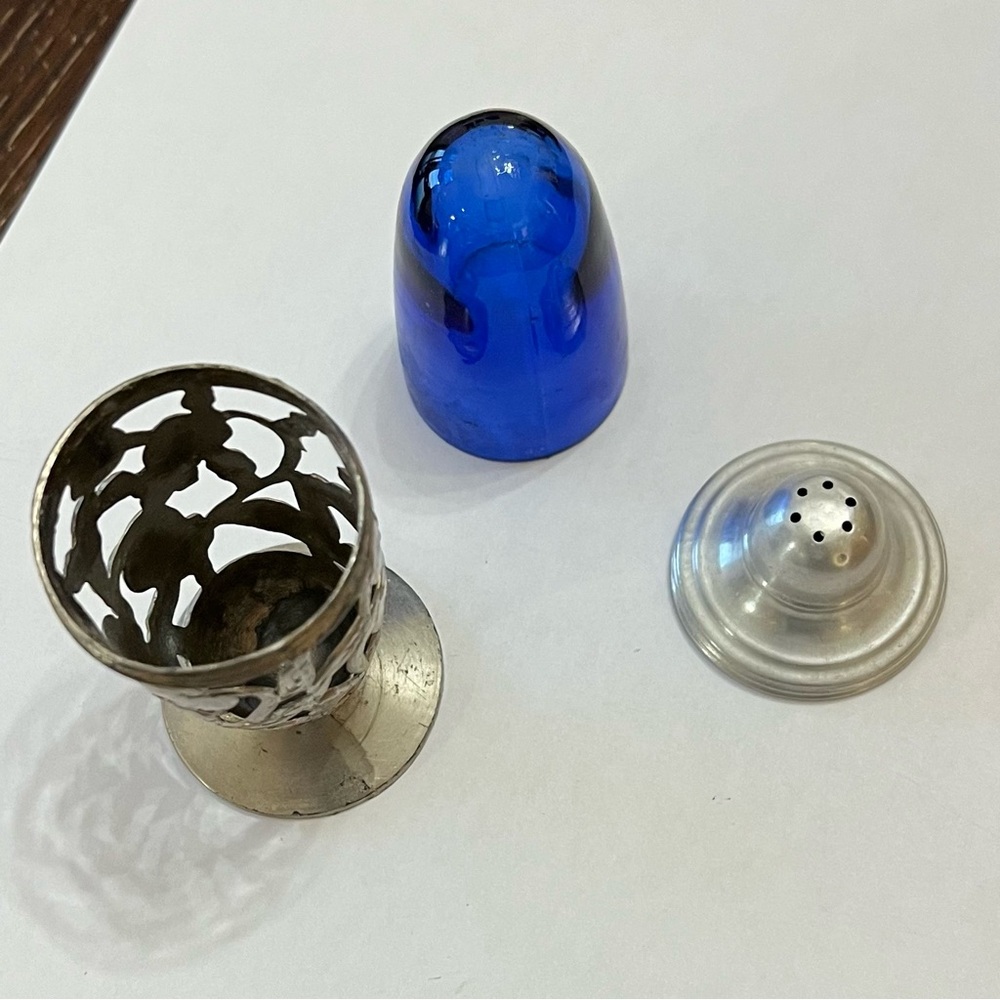 Vintage, ART NOUVEAU silver metal cobalt blue shaker. ONE item. - Picture 5 of 9